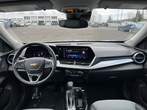 Used 2025 Chevrolet Trax LT w/ LT Convenience Package image 32