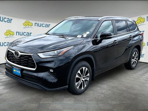 Used 2023 Toyota Highlander XLE image 2