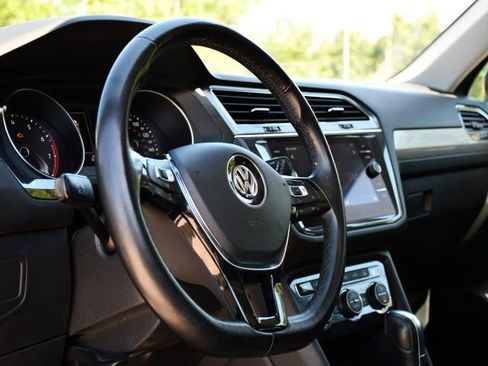 Used 2018 Volkswagen Tiguan SE w/ Panoramic Sunroof Package AWD/4WD image 13