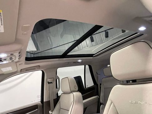 Used 2021 GMC Yukon Denali w/ Denali Premium Package image 29