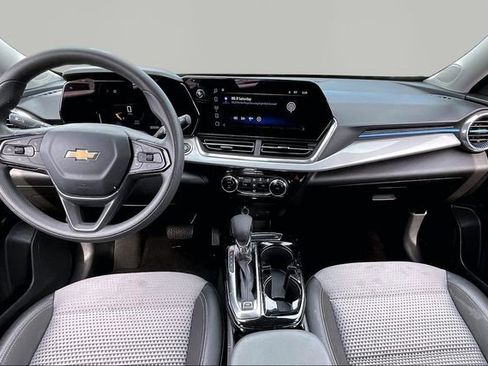 Used 2025 Chevrolet Trax LT image 7