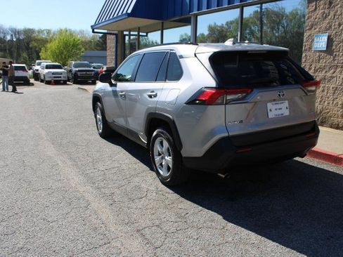 Used 2021 Toyota RAV4 LE AWD/4WD image 4