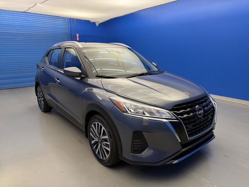 Used 2022 Nissan Kicks SV FWD image 2