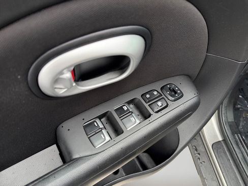 Used 2018 Kia Soul + FWD image 21