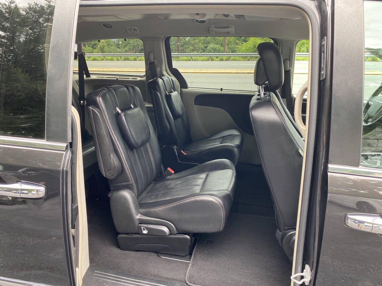 Used 2015 Chrysler Town & Country Touring w/ Driver Convenience Group FWD image 13