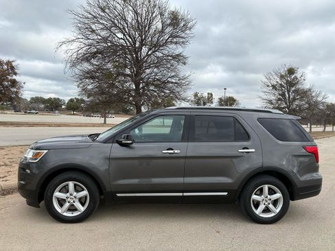 Used 2018 Ford Explorer XLT w/ Equipment Group 201A image 2