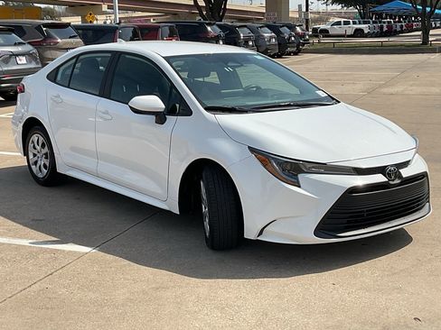 Used 2025 Toyota Corolla LE image 4