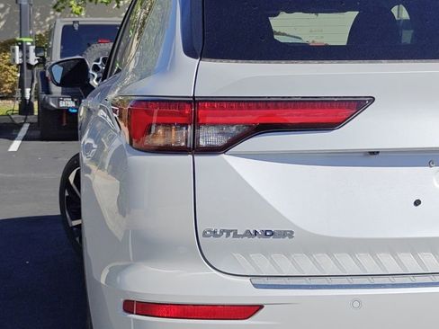 New 2025 Mitsubishi Outlander SE image 35