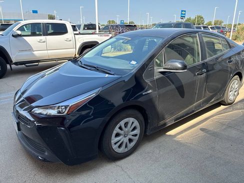 Used 2021 Toyota Prius LE FWD image 6