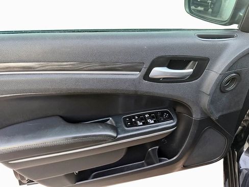 Used 2018 Chrysler 300 Touring w/ Chrome Appearance Package image 16