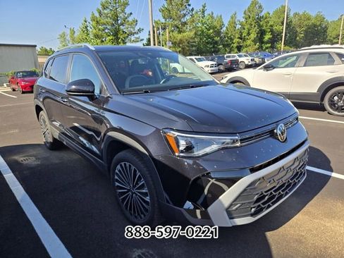 Used 2025 Volkswagen Taos SE FWD image 11