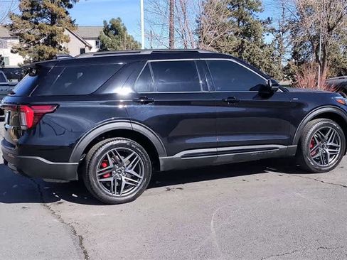 Used 2025 Ford Explorer ST-Line w/ Premium Package image 9