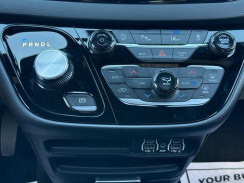 Used 2025 Chrysler Pacifica Select FWD image 16