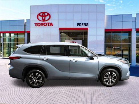 Used 2022 Toyota Highlander XLE AWD/4WD image 2