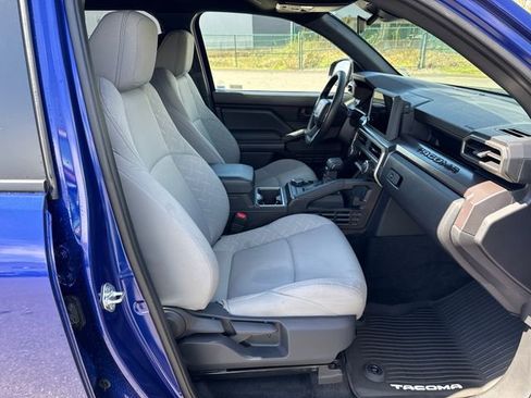 Used 2025 Toyota Tacoma SR5 AWD/4WD image 13