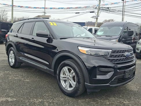 Certified 2022 Ford Explorer XLT image 3