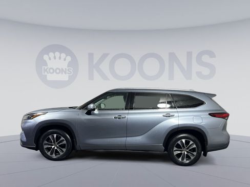 Used 2021 Toyota Highlander XLE AWD/4WD image 7