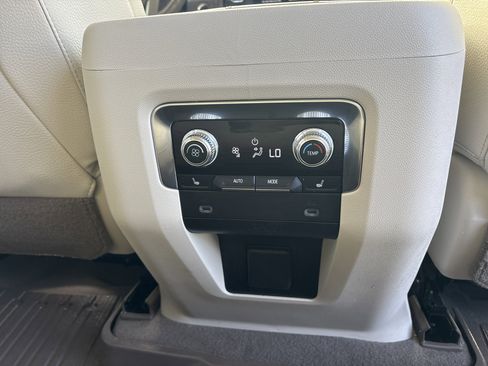 Used 2021 GMC Yukon Denali w/ Denali Premium Package image 9