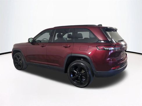 Used 2024 Jeep Grand Cherokee Altitude image 7