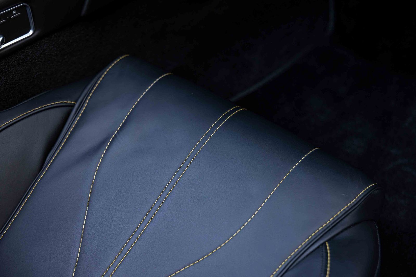 Used 2013 Aston Martin DB9 Volante RWD image 35