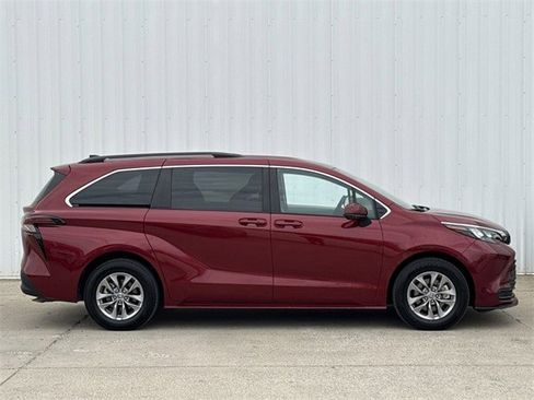 Used 2024 Toyota Sienna LE image 3