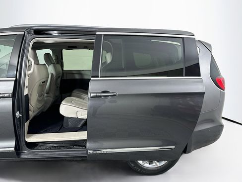 Used 2017 Chrysler Pacifica Limited w/ Advanced Safetytec Group image 27