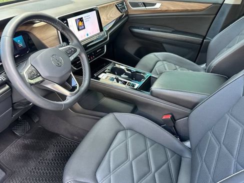 Used 2024 Volkswagen Atlas SE w/ Panoramic Sunroof Package FWD image 9