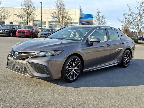 Used 2022 Toyota Camry SE image 3