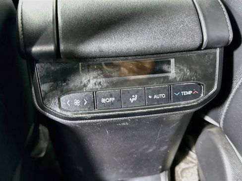 Used 2022 Toyota Highlander XLE FWD image 25