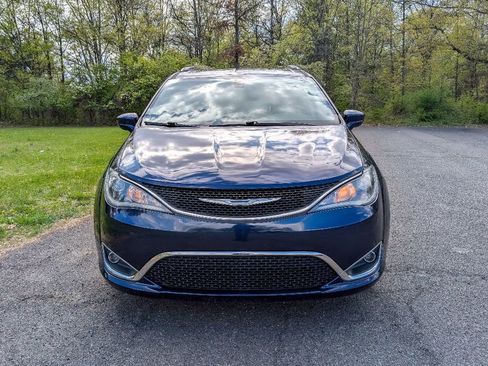 Used 2018 Chrysler Pacifica Touring-L Plus FWD image 2