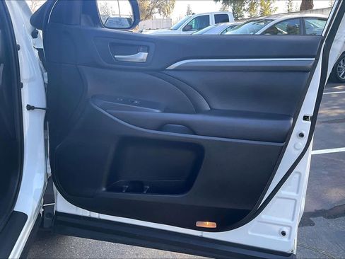 Used 2019 Toyota Highlander SE image 26