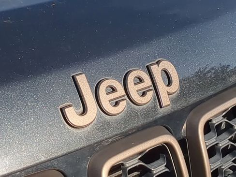 Used 2016 Jeep Grand Cherokee Laredo 75th Anniversary image 12