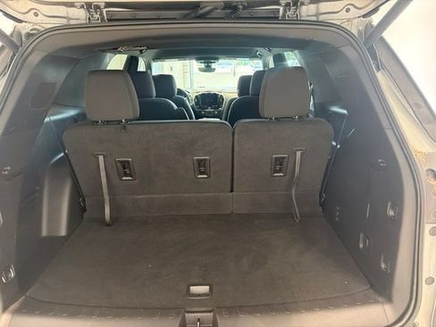 Used 2023 Chevrolet Traverse LT FWD image 9
