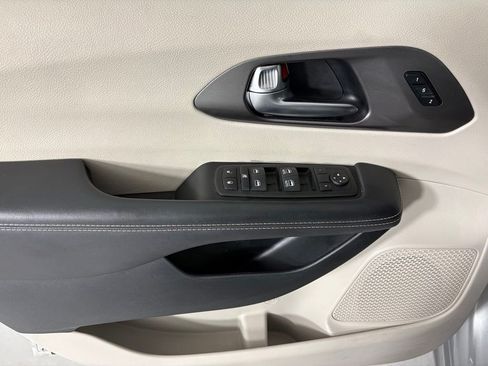 Used 2024 Chrysler Pacifica Touring-L FWD image 18