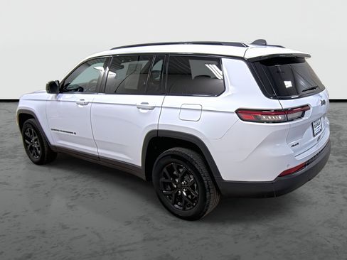 Used 2024 Jeep Grand Cherokee L Laredo image 2