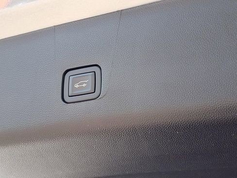 Used 2023 Chevrolet Traverse LT FWD image 23