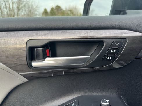 Used 2021 Toyota Highlander Limited image 18