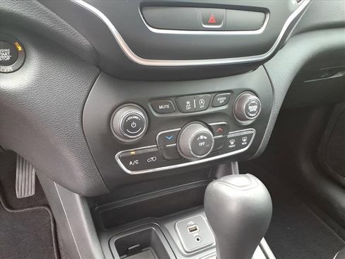 Used 2019 Jeep Cherokee Latitude Plus w/ Trailer Tow Group image 14