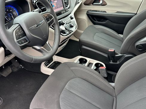 Used 2024 Chrysler Voyager LX image 10