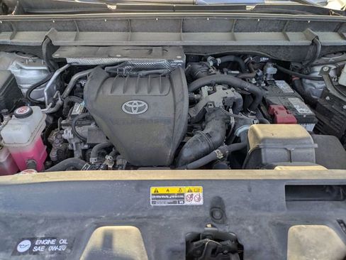 Used 2024 Toyota Highlander LE AWD/4WD image 12