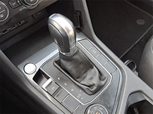 Used 2019 Volkswagen Tiguan SE image 17