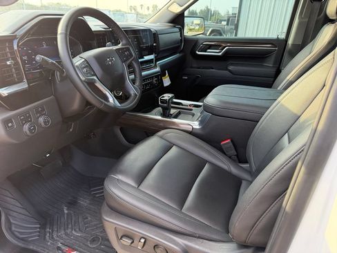 Used 2025 Chevrolet Silverado 1500 LT Trail Boss w/ Convenience Package II AWD/4WD image 12
