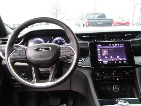 Used 2024 Jeep Grand Cherokee Altitude AWD/4WD image 5