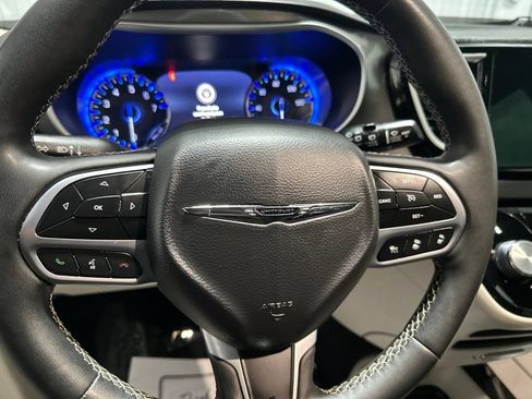 Used 2023 Chrysler Pacifica Touring-L FWD image 16