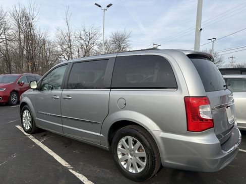 Used 2013 Chrysler Town & Country Touring image 5