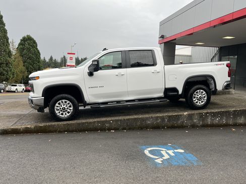 Used 2024 Chevrolet Silverado 2500 LT AWD/4WD image 5
