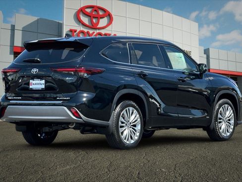 Certified 2026 Toyota Highlander Platinum AWD/4WD image 3