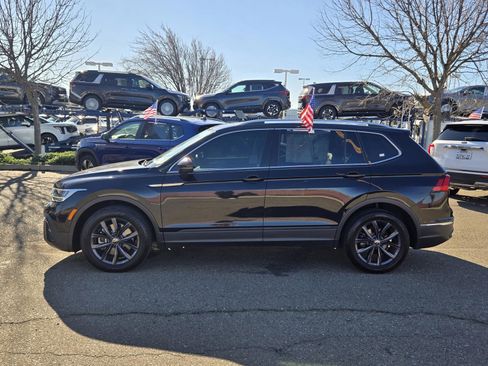 Used 2022 Volkswagen Tiguan SE w/ Panoramic Sunroof Package image 19