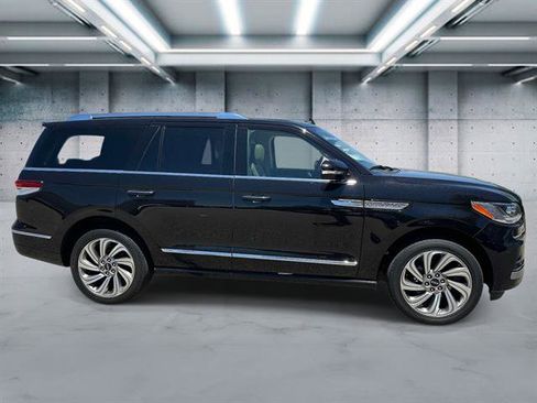 Used 2022 Lincoln Navigator Reserve AWD/4WD image 3
