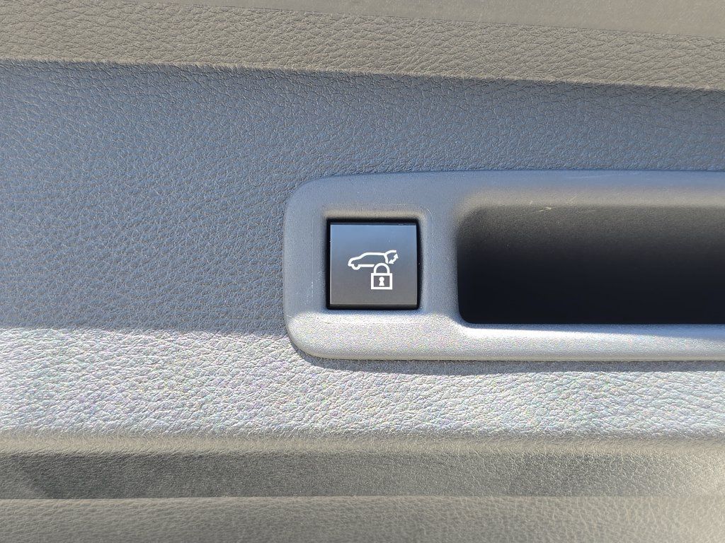Used 2025 Toyota Sienna Platinum AWD/4WD image 16
